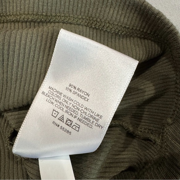 Express Ribbed Fitted Crew Neck Tee - Picture 2 of 4